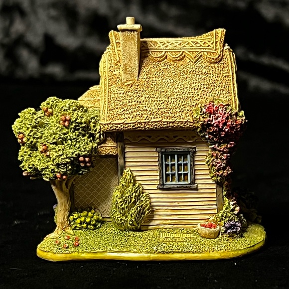 Lilliput Lane | The Tooth Fairy | England Collection - Picture 11 of 16